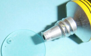 بهترین روش‌ها برای پاک کردن انواع چسب راهنمای شهر چسب