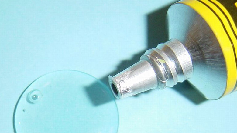 بهترین روش‌ها برای پاک کردن انواع چسب راهنمای شهر چسب