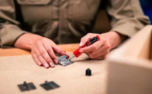 چسب برای چوب فلز و شیشه