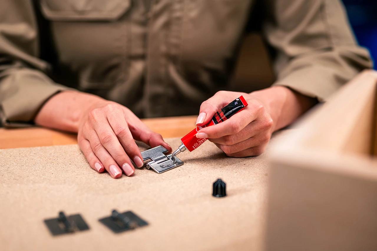 چسب برای چوب فلز و شیشه