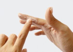 چسب قطره‌ای روی پوست چه‌طور پاک می‌شود؟راهنمای کامل