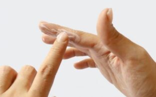 چسب قطره‌ای روی پوست چه‌طور پاک می‌شود؟راهنمای کامل